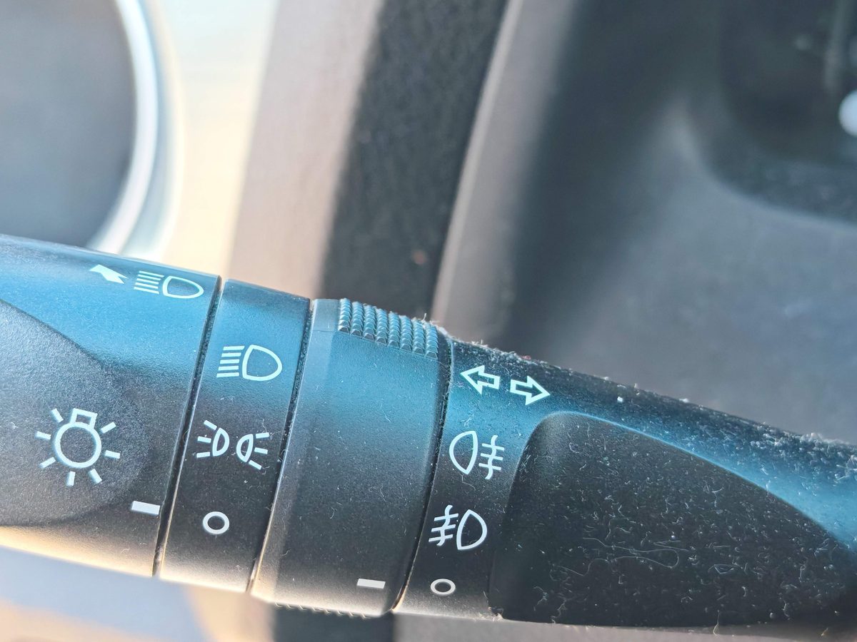 Light and turn signal stalk