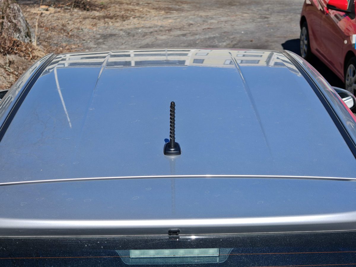 Rear roof and antenna